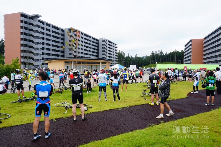 Tour de Sanriku 單車活動出發前車友聚集在起點廣場