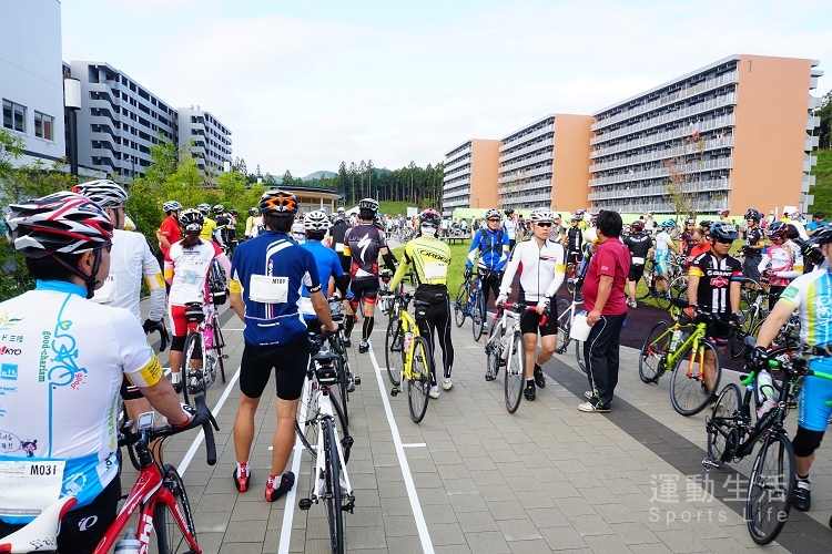 大批車友於Tour de Sanriku起點廣場整裝,可見車衣印有活動名稱