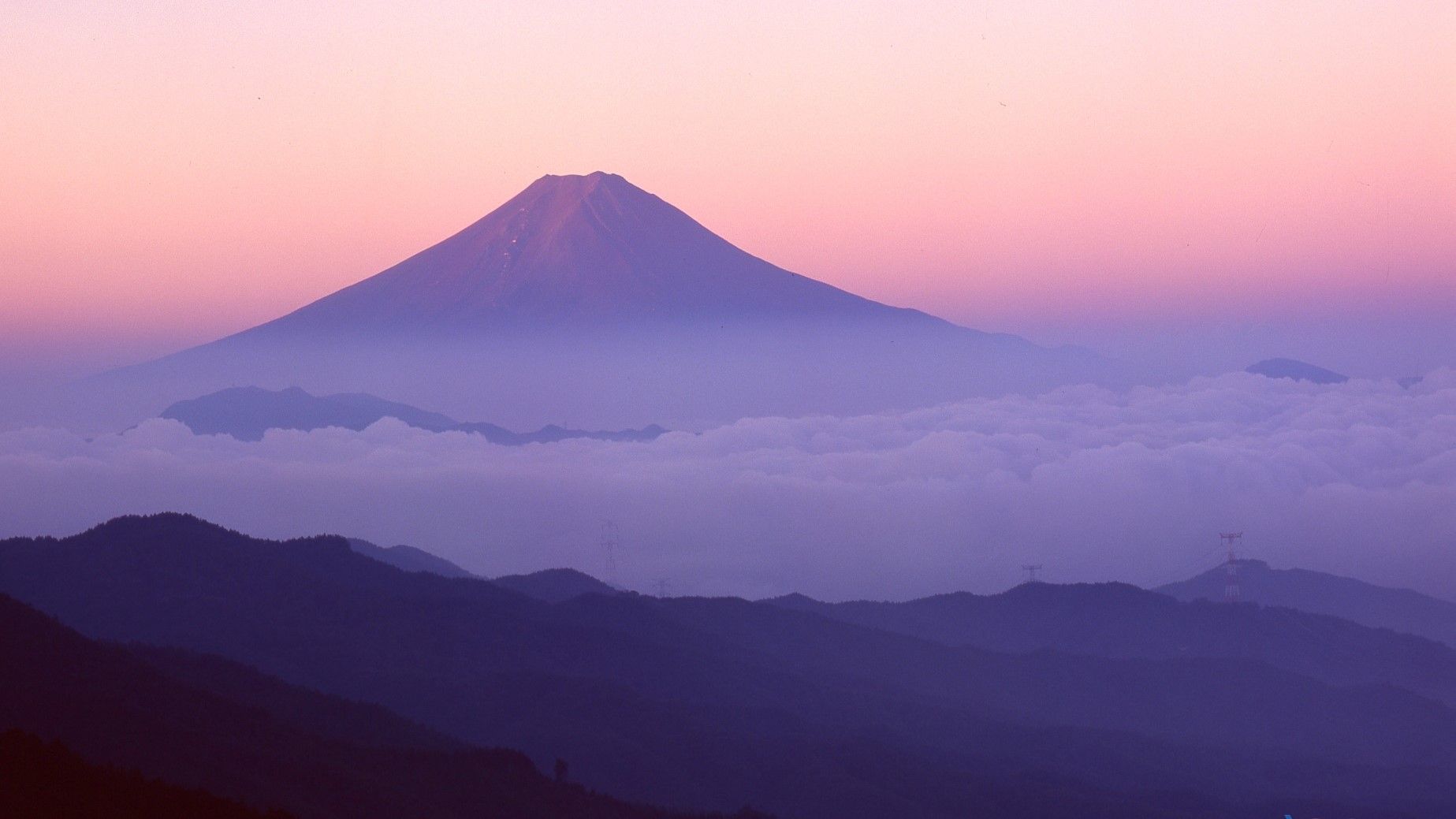 夕陽下的富士山遠眺雲海景色