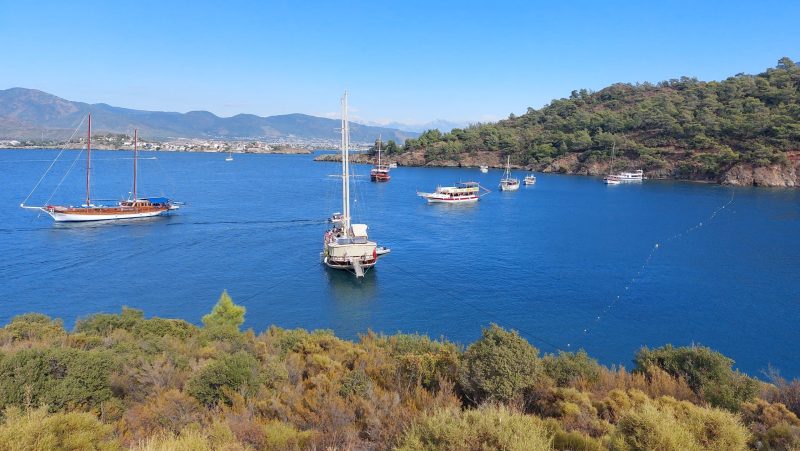 土耳其地中海沿岸的蔚藍海灣與傳統帆船