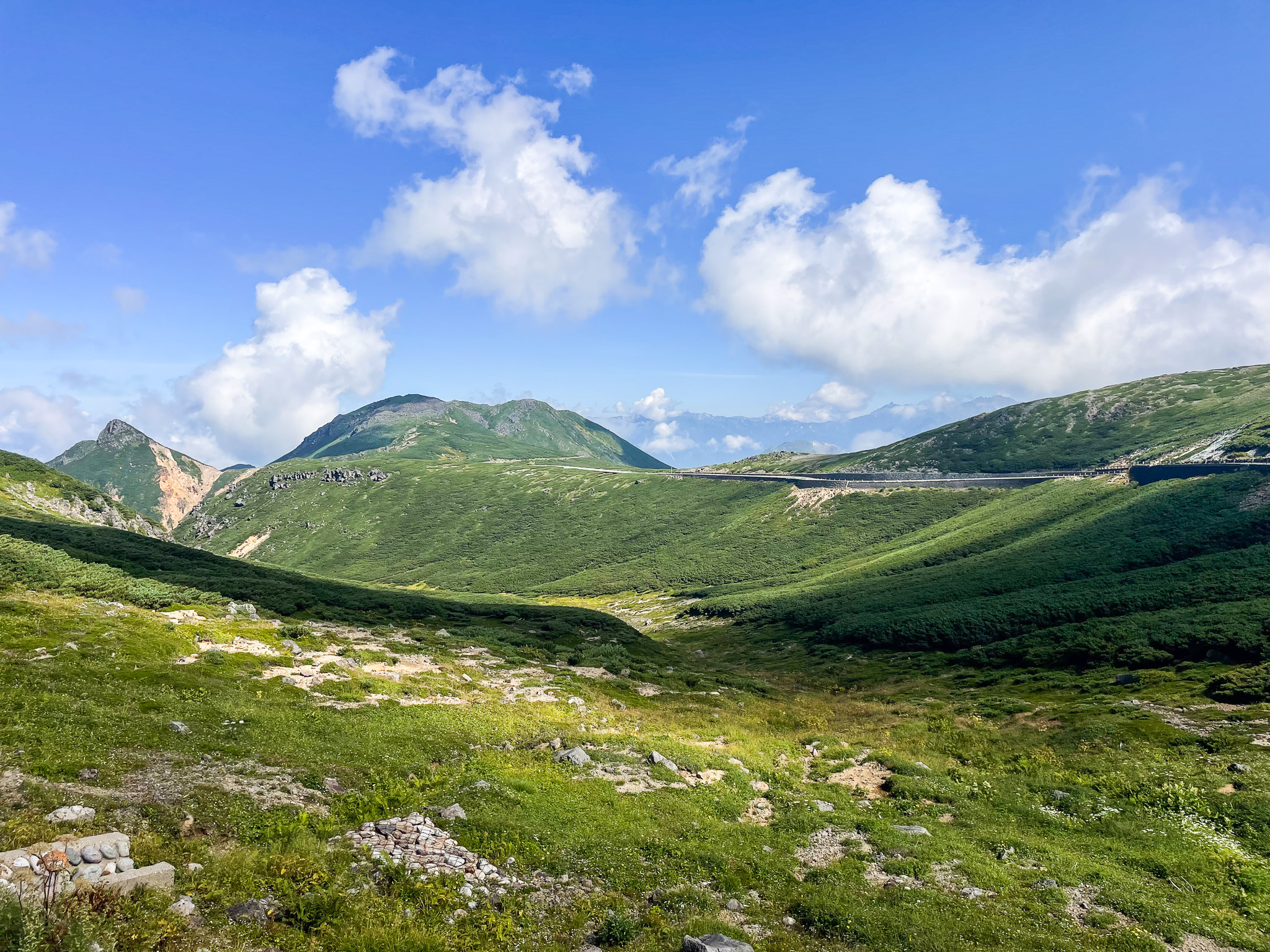 乘鞍岳山頂周邊高山景觀,可遠眺群山稜線