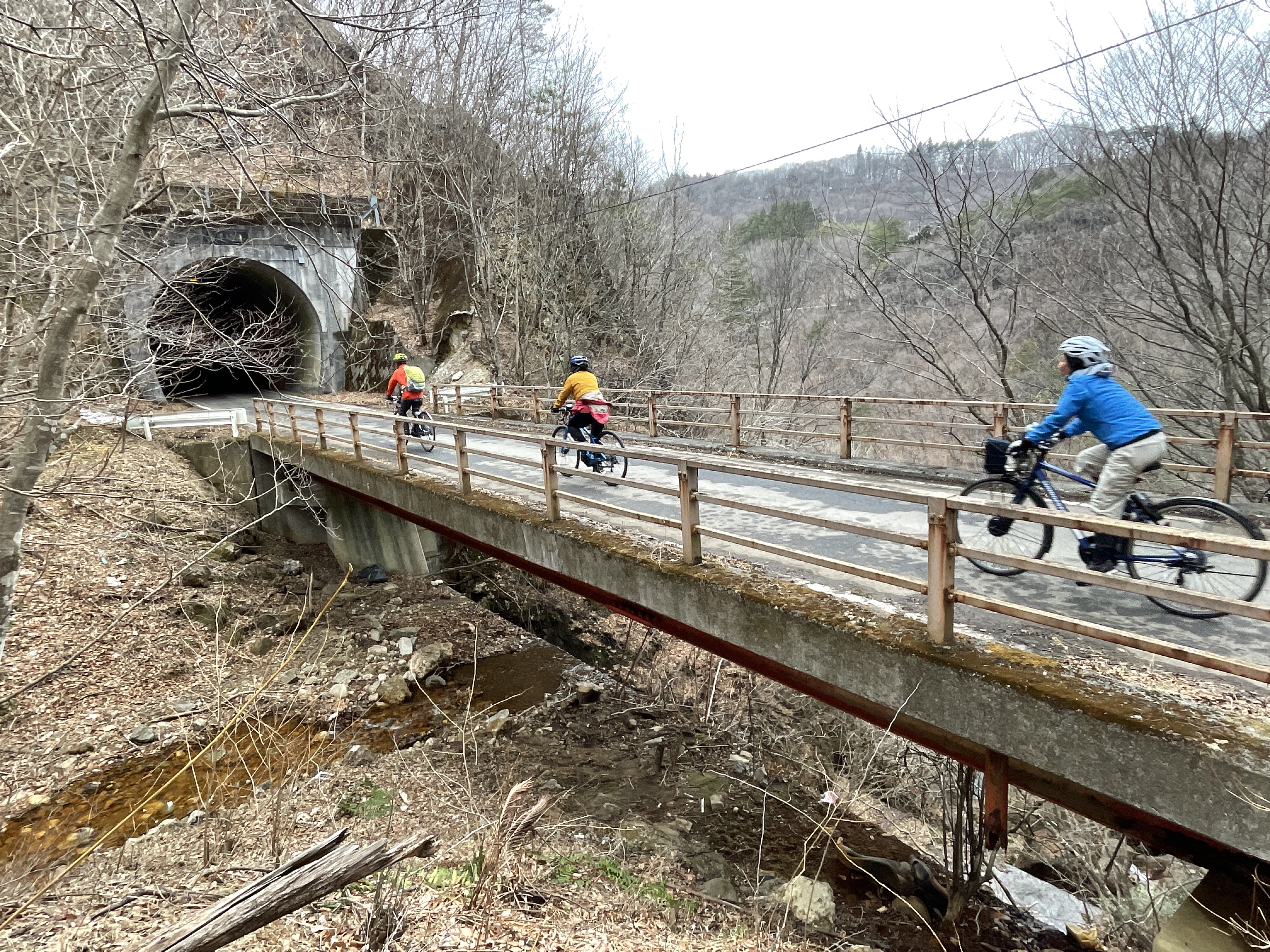 車友們騎乘經過赤城山沿途的隧道與橋樑路段