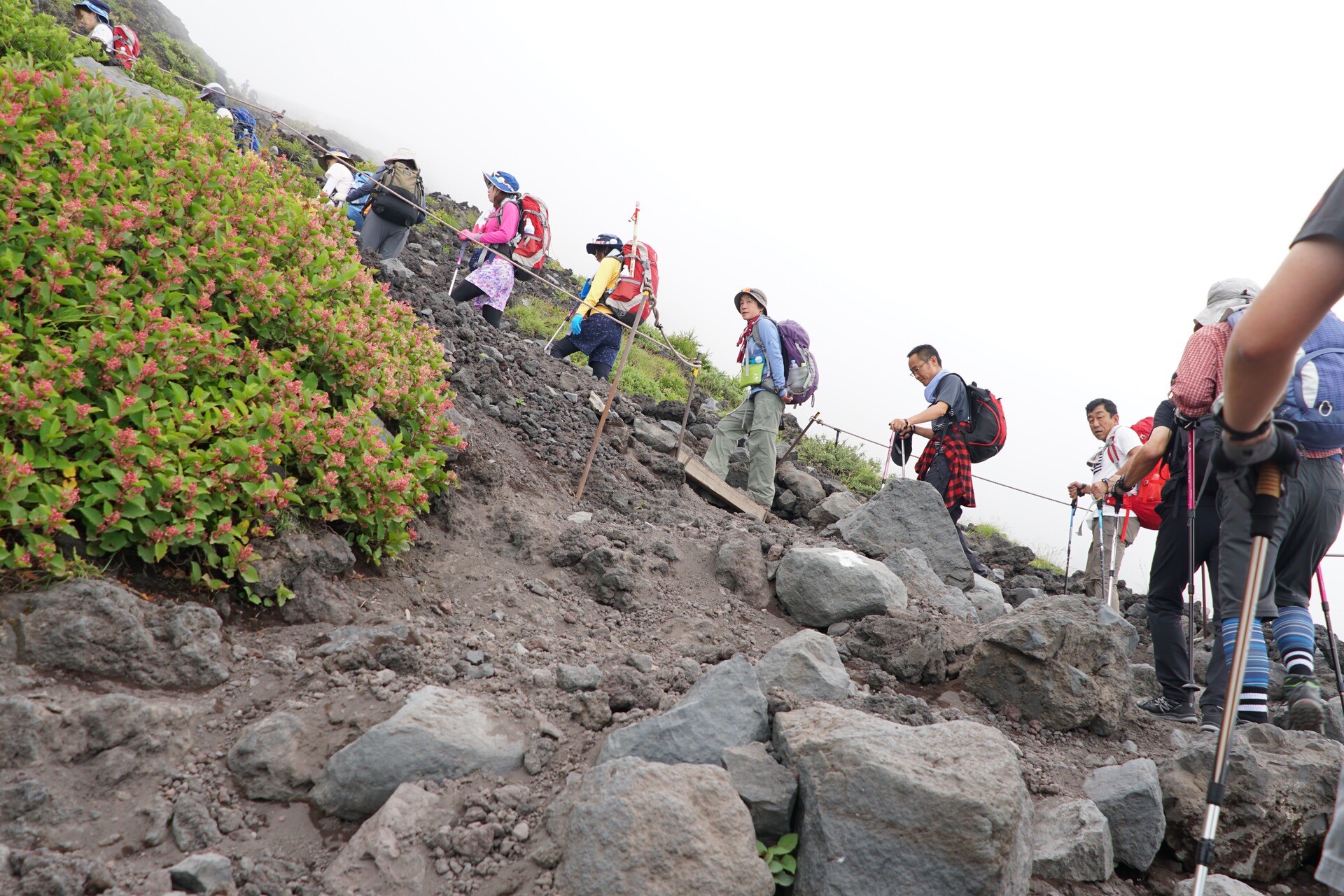 富士山富士宮路線登山客沿陡峭岩石步道排隊前進