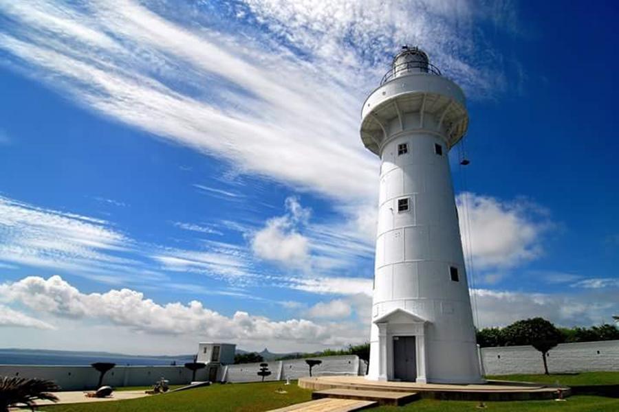 恆春半島燈塔地標,藍天白雲下的海岸建築