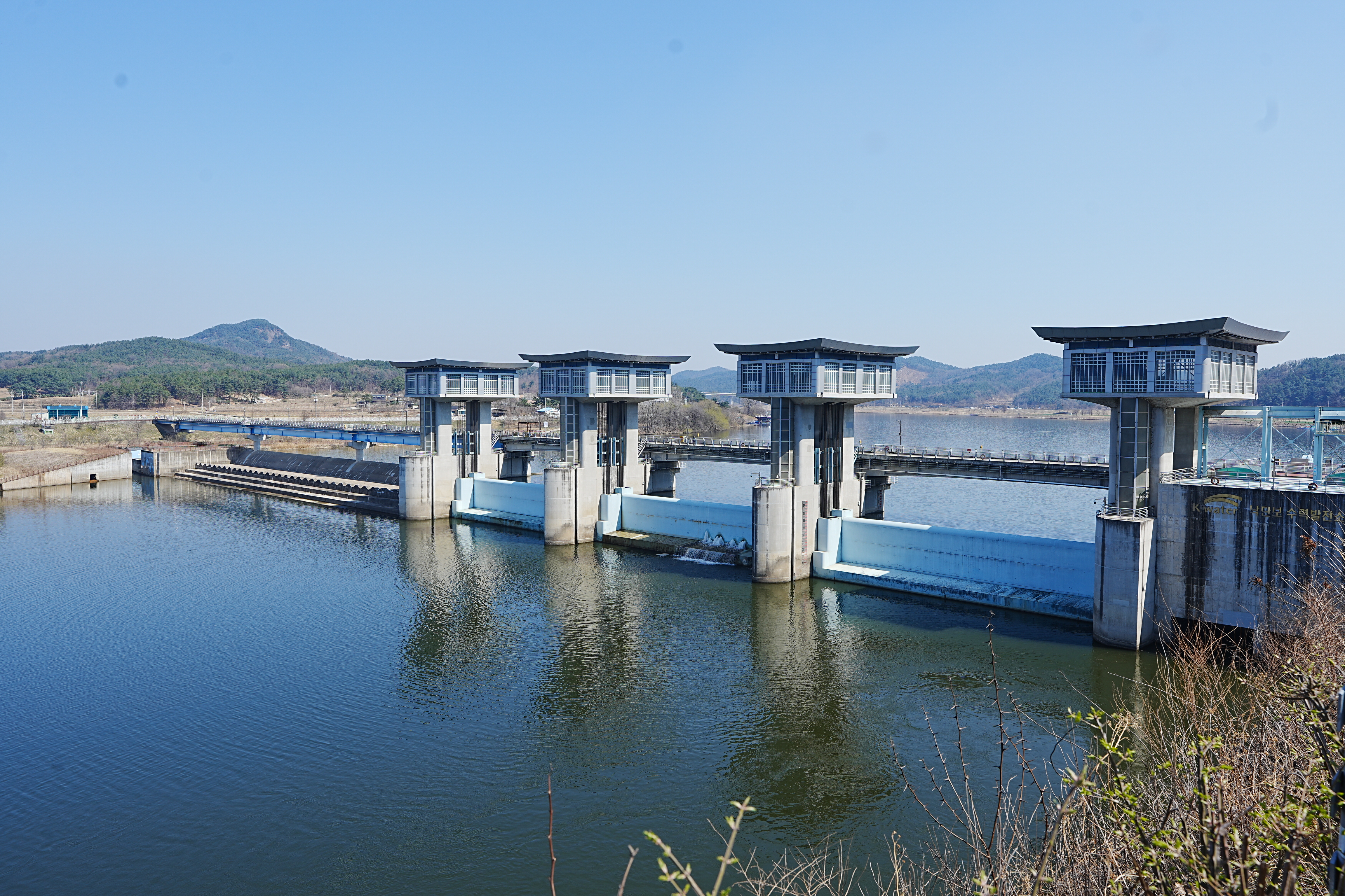 韓國國土縱走沿線的河川攔水堰認證中心建築