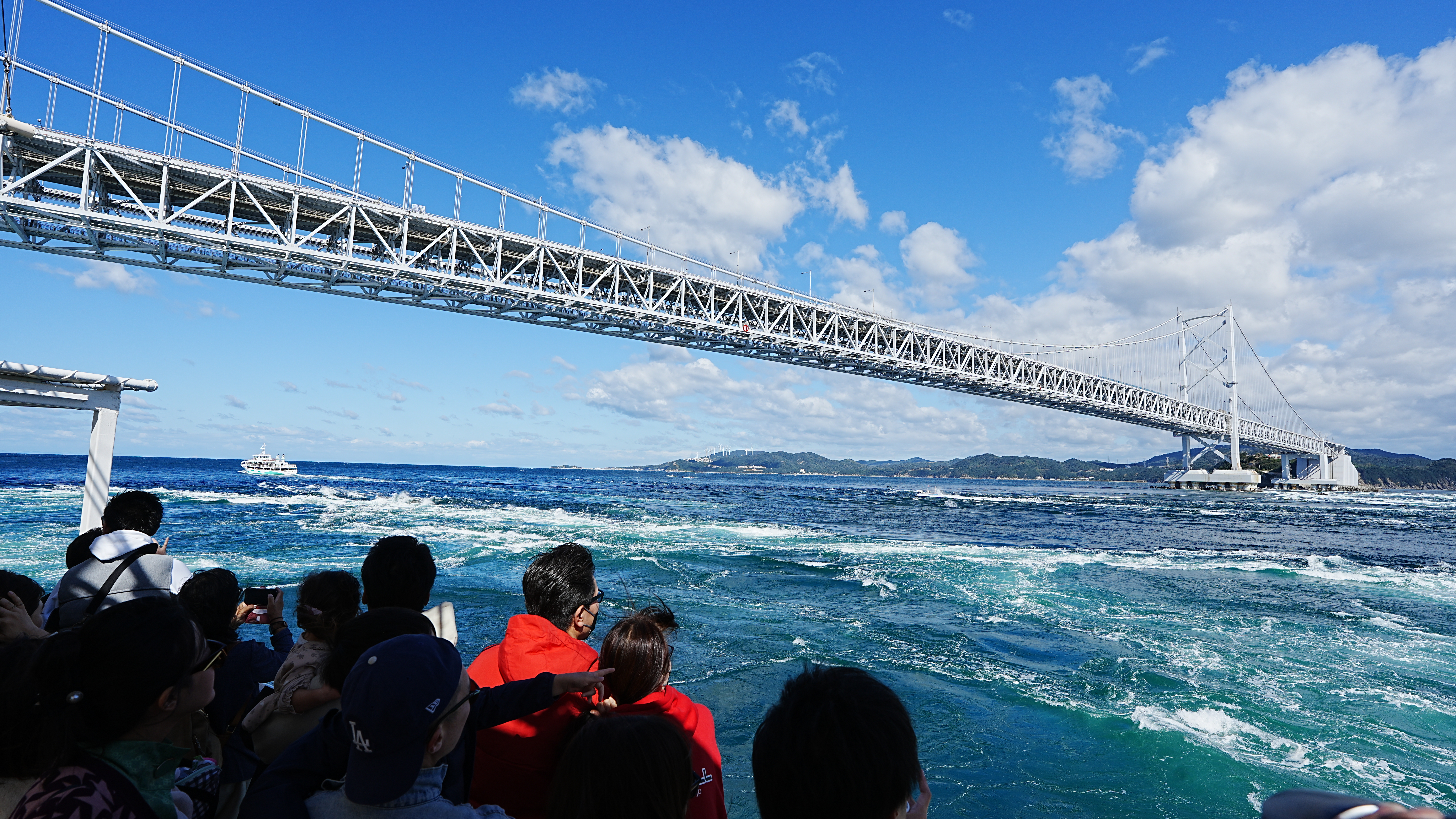 搭船近距離觀賞鳴門海峽渦潮與大鳴門橋