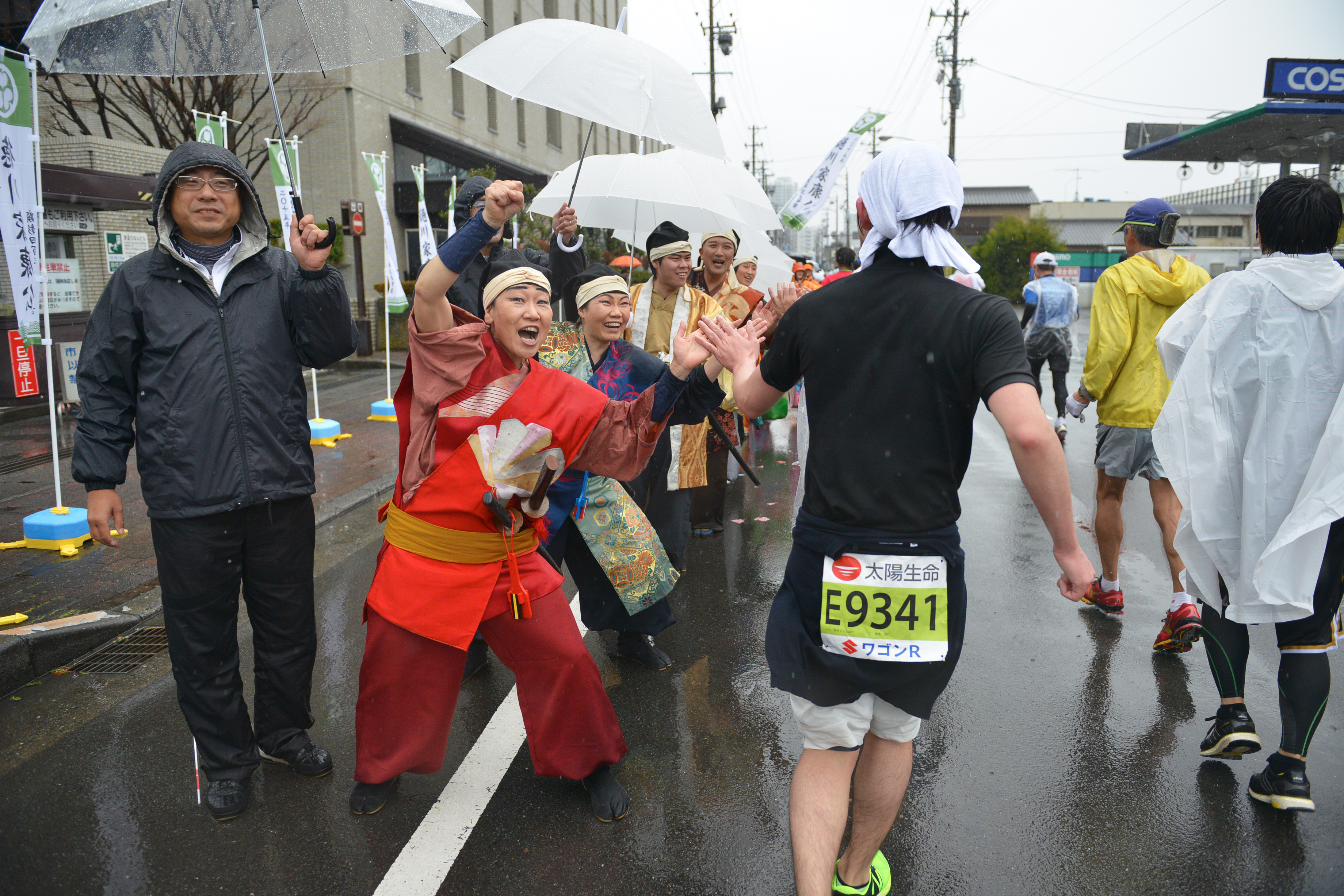 靜岡馬拉松沿途穿著武將裝扮的加油團與跑者擊掌互動