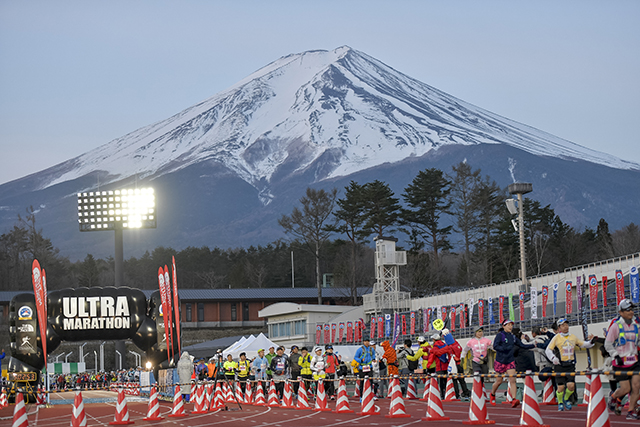 富士五湖超級馬拉松起跑會場，背景為冬季白雪覆頂的富士山