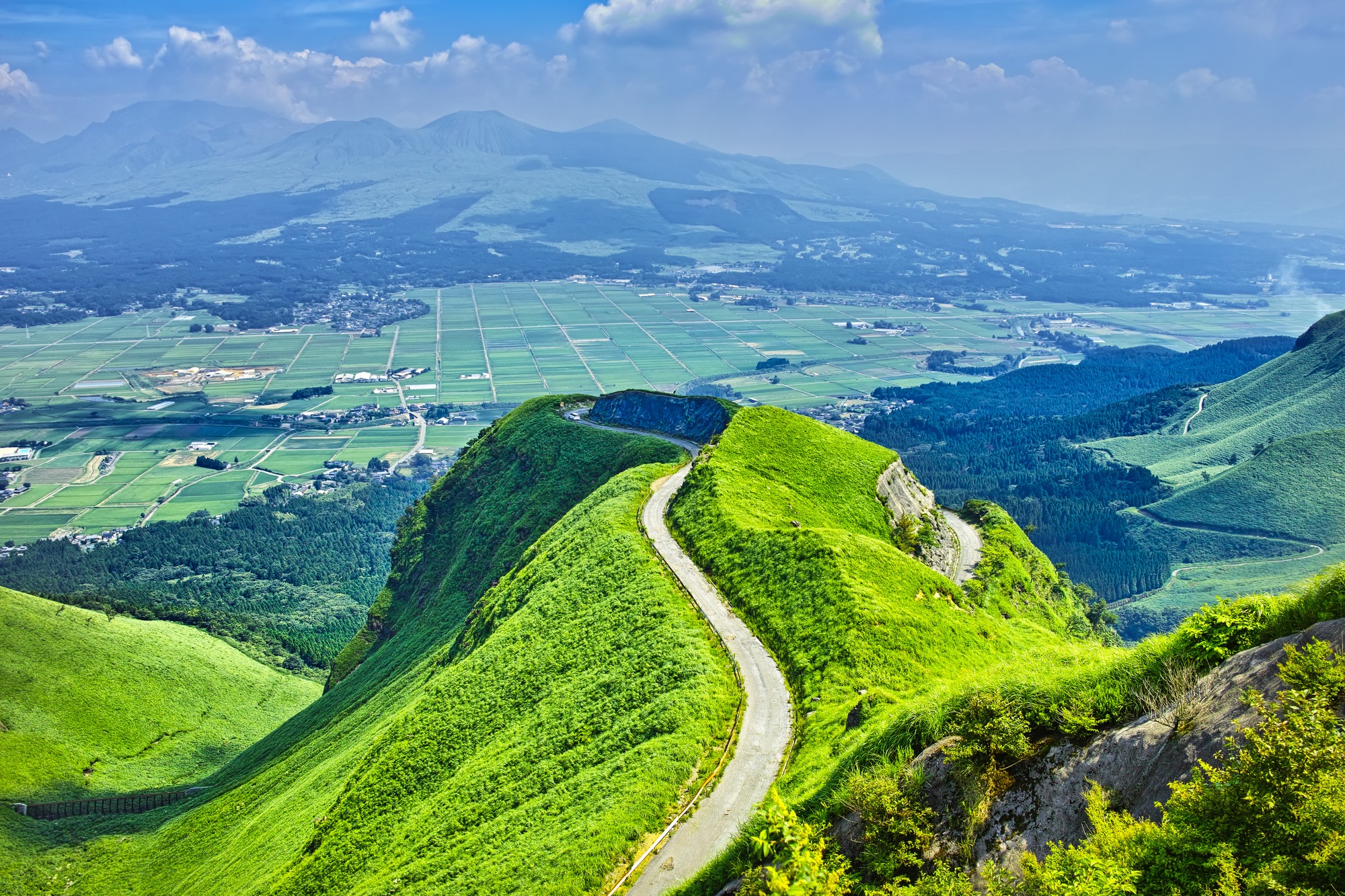 阿蘇大觀峰空拍景觀,可見蜿蜒稜線道路與遠方火山口原