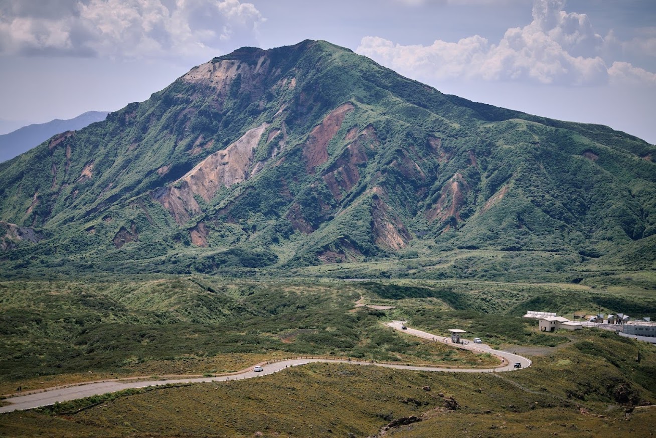 阿蘇中岳火山口地形,可見道路蜿蜒穿越火山荒原