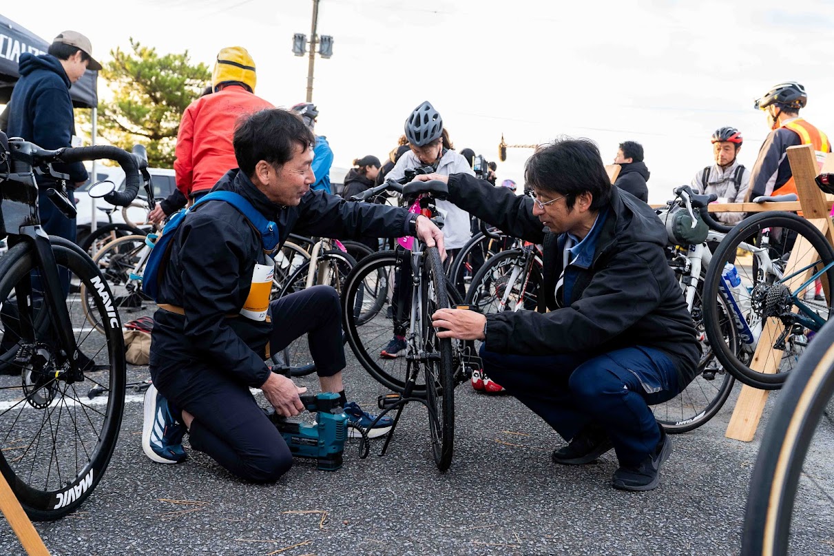 天草單車賽現場選手整裝準備出發