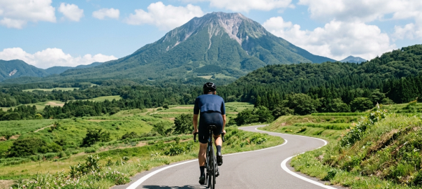 騎士騎行於鳥取大山與蒜山高原專用自行車道遠眺伯耆富士雄偉山峰（AI 生成示意圖）