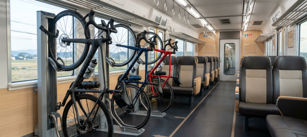 日本單車列車車廂內部專用固定車架與騎士舒適座椅空間（AI 生成示意圖）