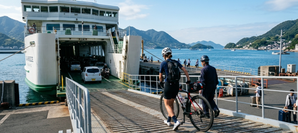 騎士牽著公路車經由汽車跳板登上海洋客輪展開跳島旅行（AI 生成示意圖）