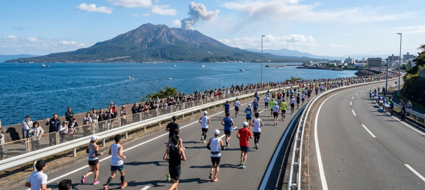 跑者群奔馳於鹿兒島錦江灣海岸公路直擊櫻島活火山噴煙奇景（AI 生成示意圖）
