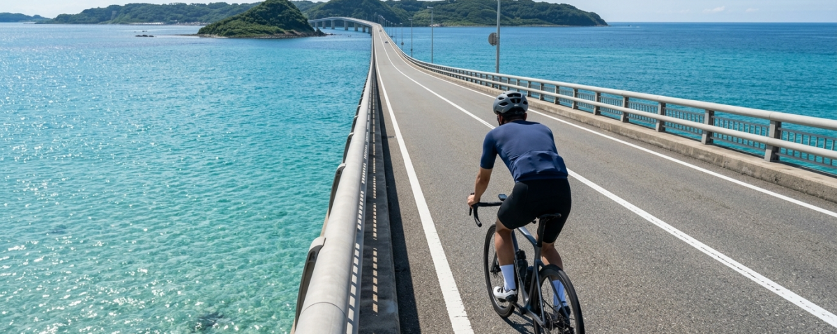 單車騎士騎乘公路車奔馳於山口角島大橋遠眺翡翠綠清澈日本海(AI 生成示意圖)